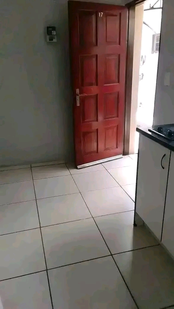 Fitted kitchen cupboard 
fitted stove
fitte  in Ivory Park