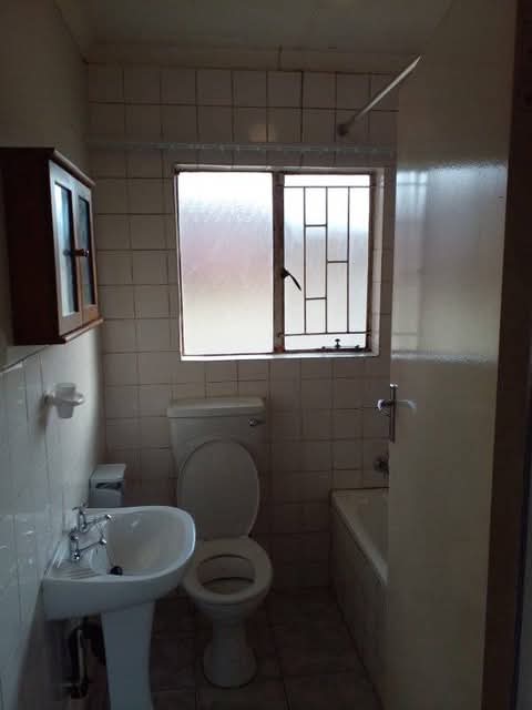 3 fitted bedrooms townhouse consists of fitte  in Norkem Park