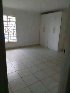 1 bedroom cottage to let in gorst avenue
 r5000
water & electricity included 
bedroom w 