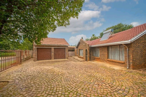 3 BEDROOM HOUSE AVAILABLE FOR RENT IN POMONA. PARKING IS  AVAILABLE AND WATER IS INCLUDED IN THE RENTAL. RENT R10 000. 
CONTACT ME FOR MORE DETAILS. 6