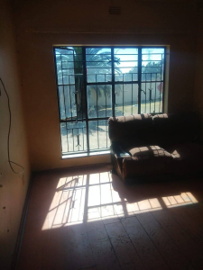 ROOM TO  RENT IN A HOUSE COMMUNE.

PARKING AVAILABLE.

DA COSTA ROAD 

LOMBARDY EAST.
... 4