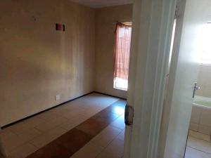 Looking for a single working professional to occupy a room at broadwalk crescent close to ...