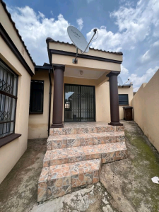 2 BEDROOM COTTAGE TO RENT IN EXT 19
AVAILABLE 1 JANUARY 2026

2 LOVELY BEDROOMS BIC 

2 BATHROOMS WITH BATHTUBS AND TOILETS INSIDE

SPACIOUS KITCHEN WITH SINK AND BIC

LOUNGE WITH SLIDING DOOR ENTRY

WATER AND ELECTRICITY INCLUDED, NO SURPRISE BILLS

NO LANDLORD ON PROPERTY 

DEPOSIT = R5500 CAN BE PAID IN 3 MONTHS 

RENT = R5500

CONTACT ME ON WHATSAPP FOR MORE INFORMATION 20